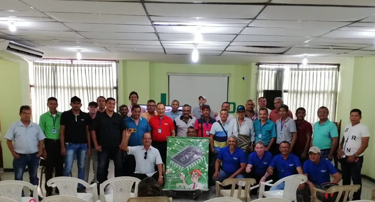 alt="Participantes de una jornada de capacitación técnica especializada en electrónica impartida por Ladelec"