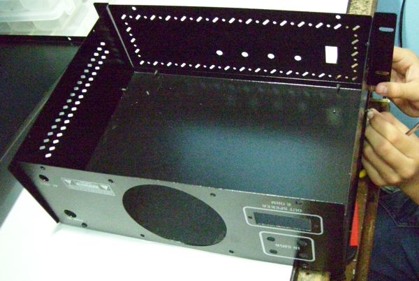 Chasis del amplificador de 400 W por canal, disponible en nuestra sala de ventas. Pulse para ver detalles.